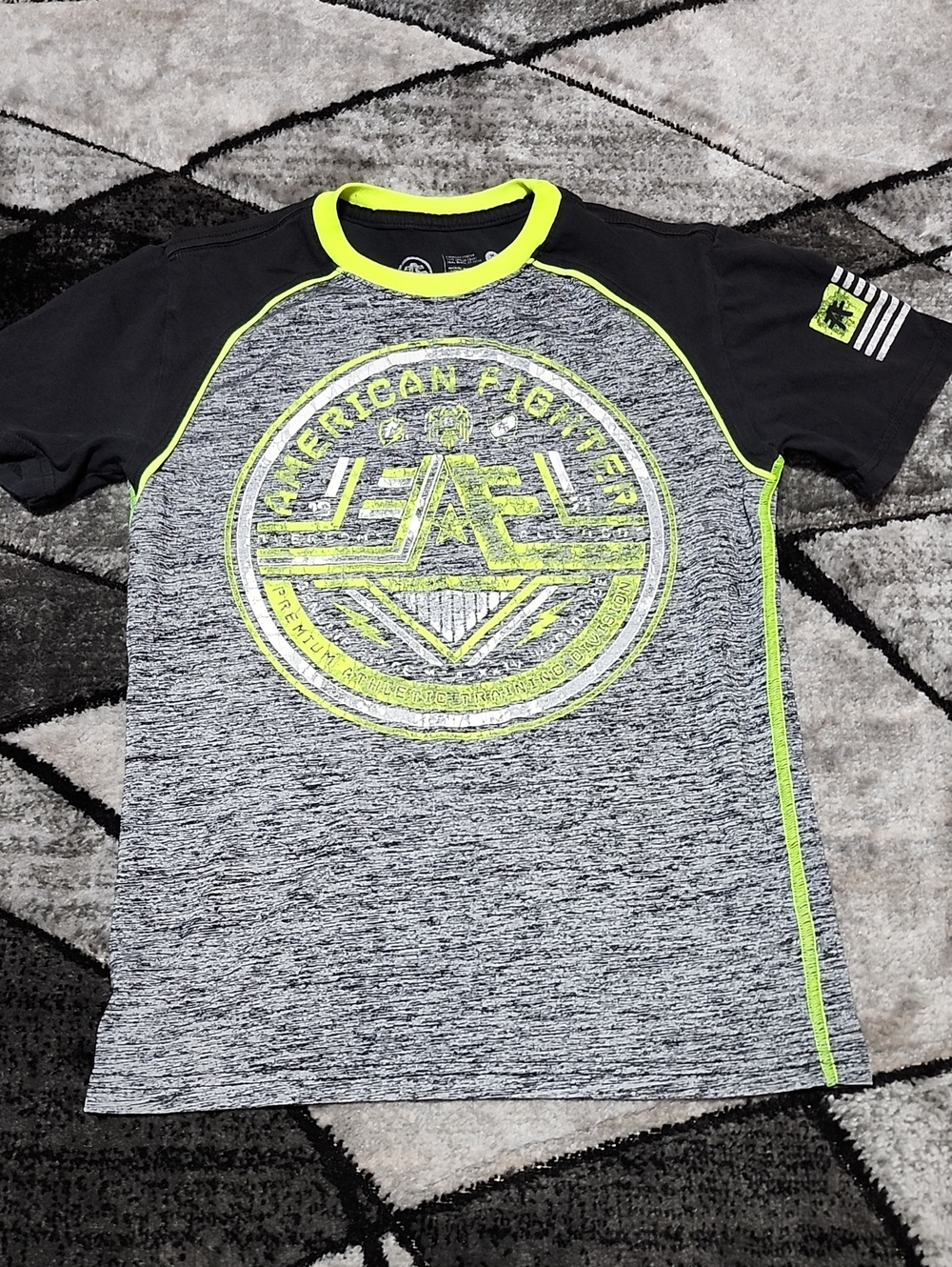 AMERICAN FIGHTER GRAY HEATHERED COLOR-BLOCK NEON CONTRAST STITCH TEE-SHIRT